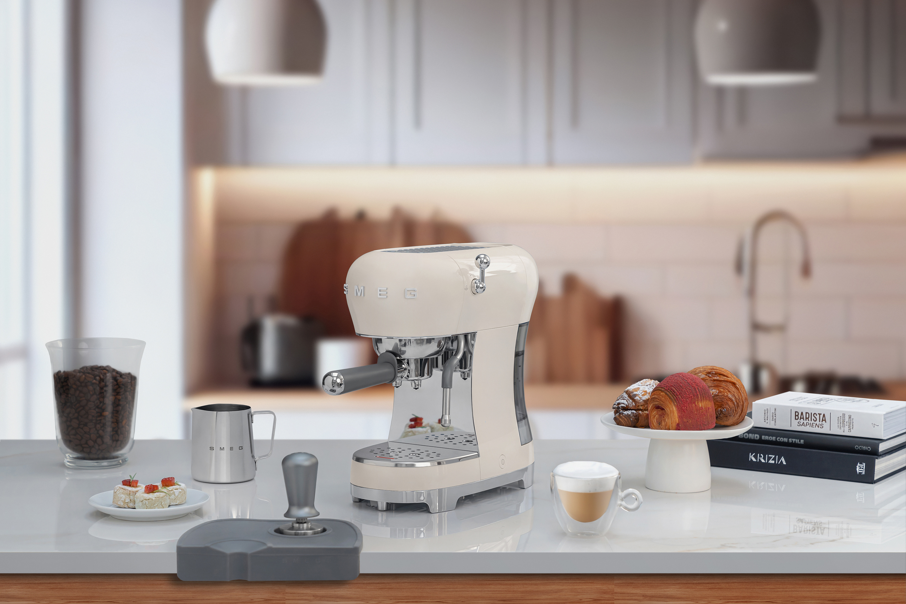 картинка Кофеварка Smeg ECF02CREU  картинка Кофеварка Smeg ECF02CREU