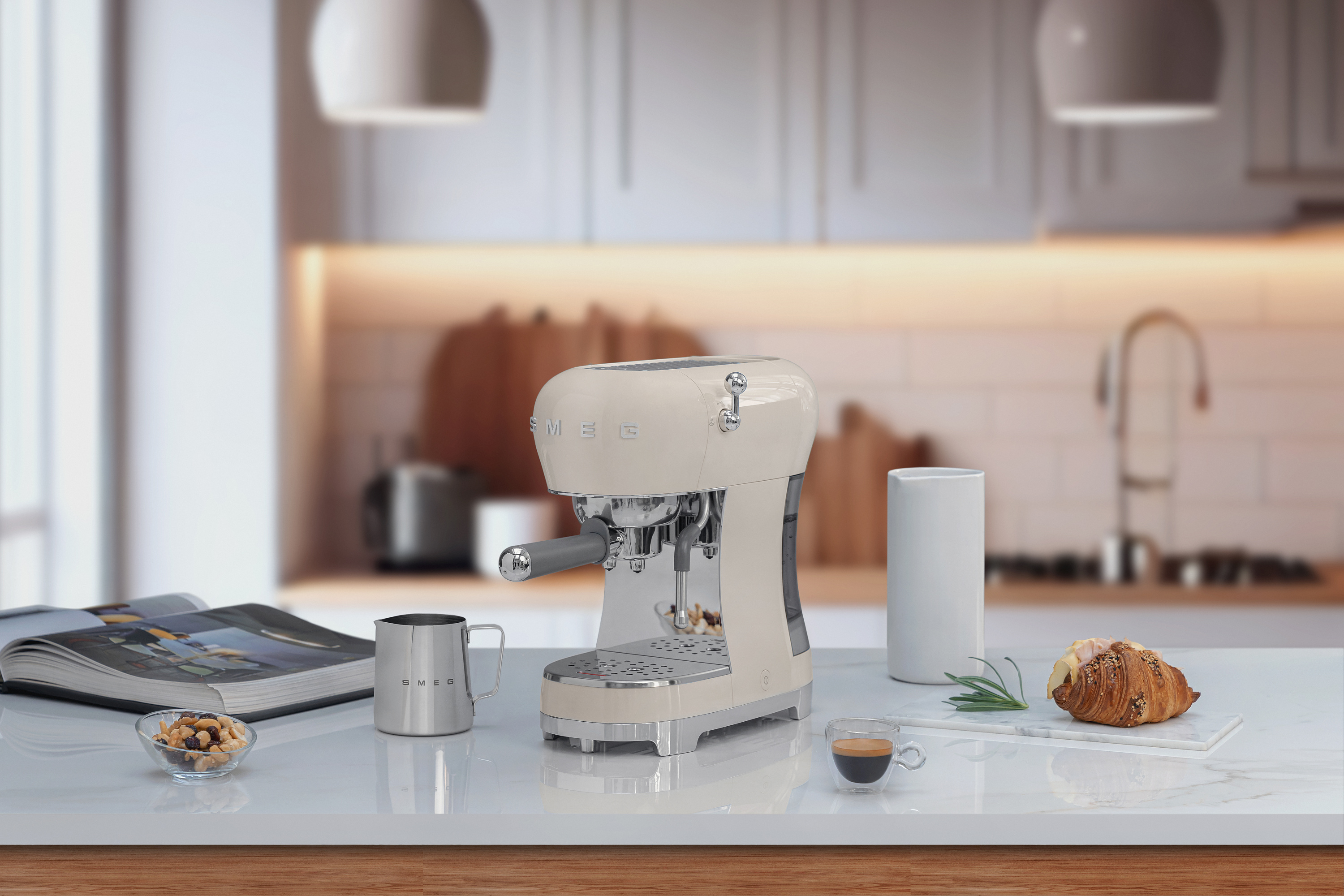 картинка Кофеварка Smeg ECF02CREU  картинка Кофеварка Smeg ECF02CREU