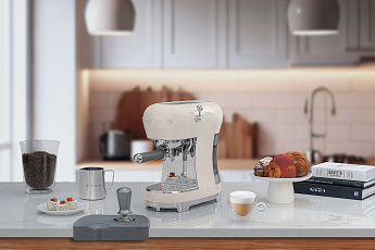 картинка Кофеварка Smeg ECF02CREU  картинка Кофеварка Smeg ECF02CREU